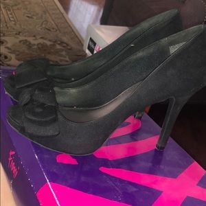 Size 8.5, Black, Bow Heels